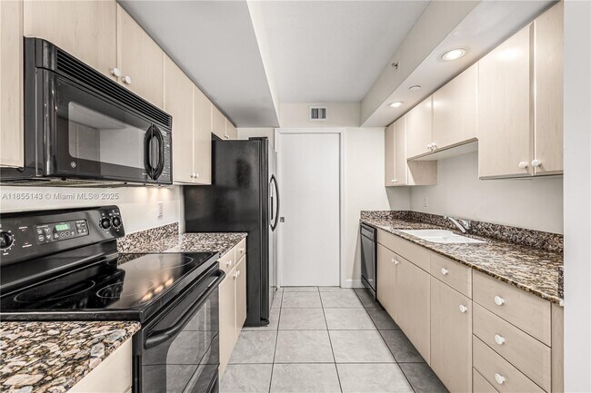 Building Photo - 6917 Collins Ave