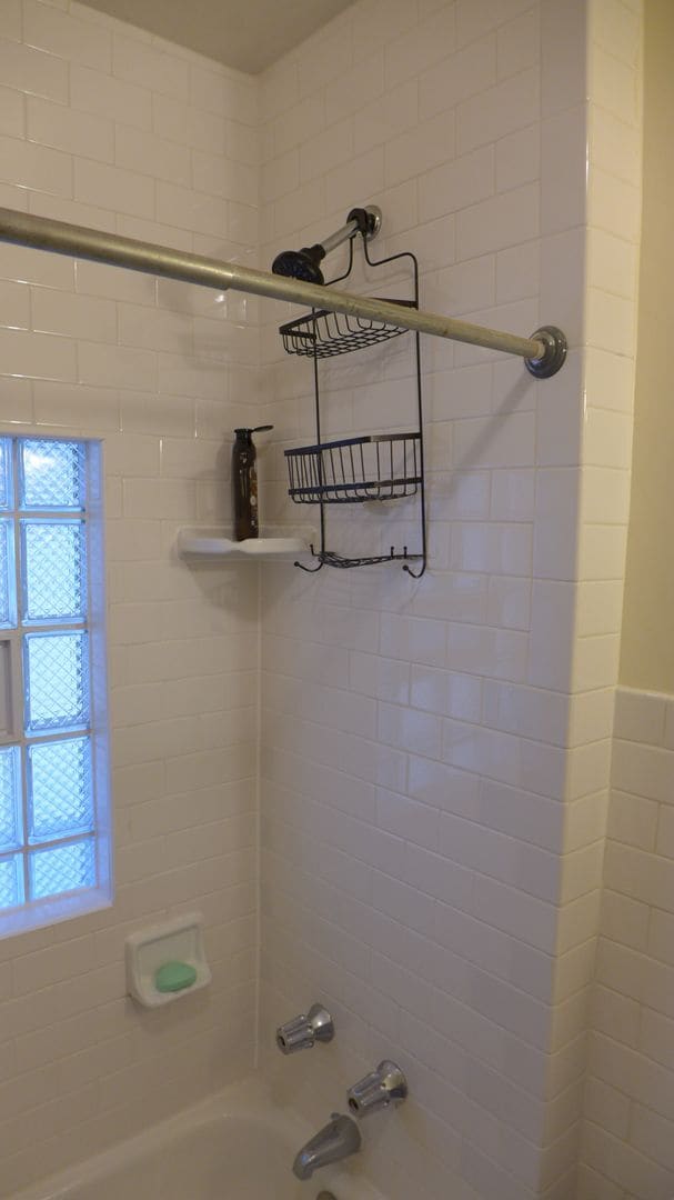 Building Photo - 136 Elgin Ave