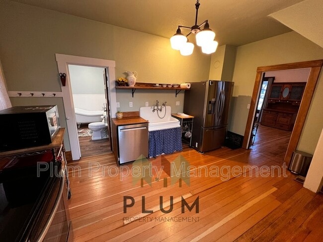 Building Photo - 208 Cedar St