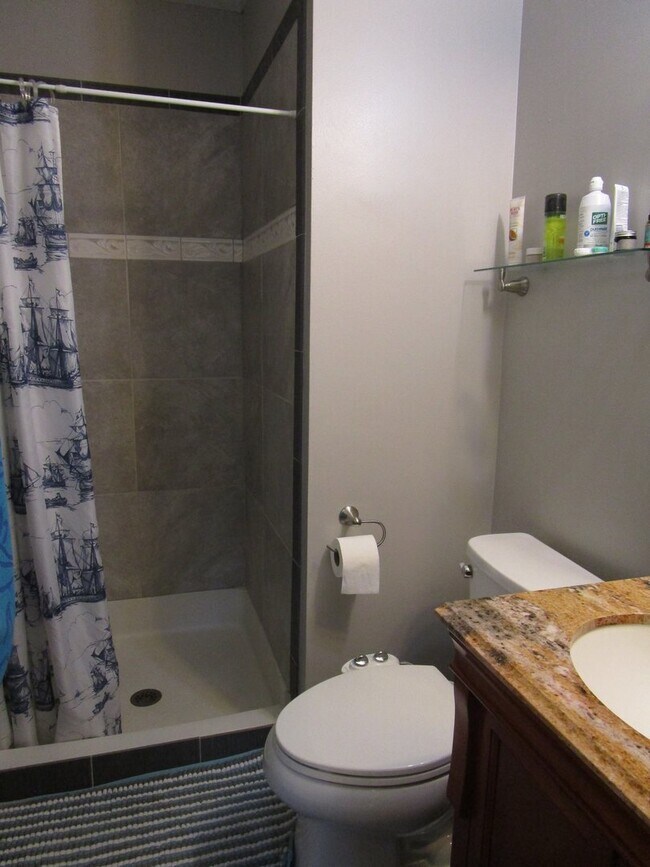 Building Photo - Large 4 Bedroom Townhouse in Gaithersburg!...