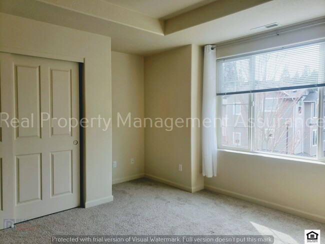 Building Photo - Urban 3 BR / 3.5 BA + Bonus Loft, Townhous...