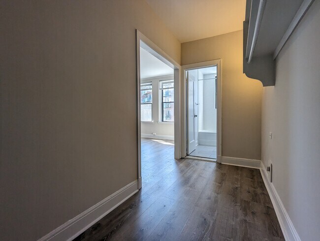 Building Photo - 3335 W Diversey Ave