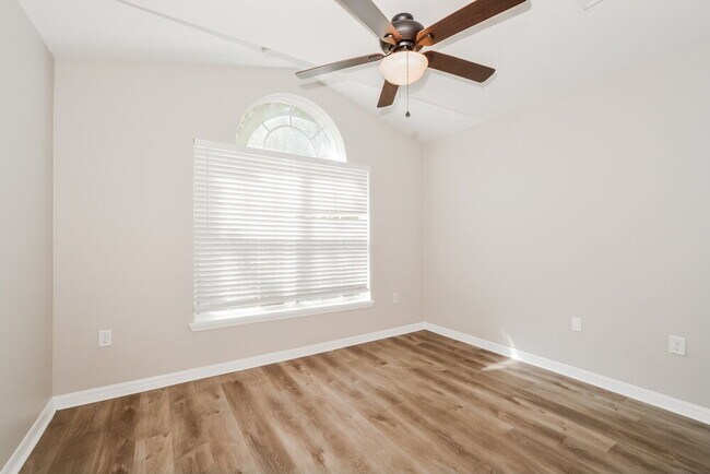 Building Photo - 1504 Sterns Dr