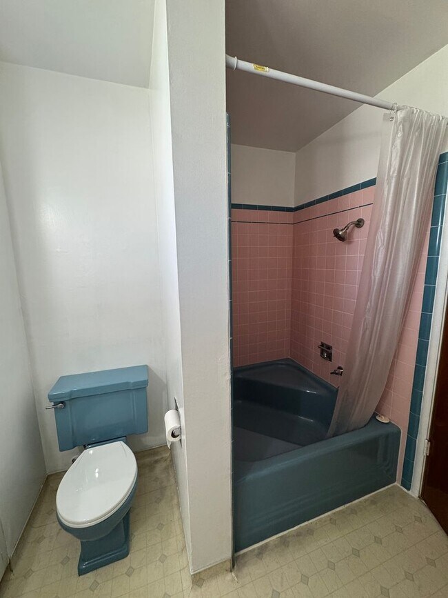 Building Photo - Charming Home Rent Ready !