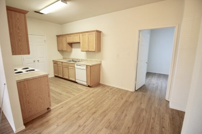 Building Photo - FOR LEASE! Nice 3 BR - 2 BA - 1,062 sf dup...