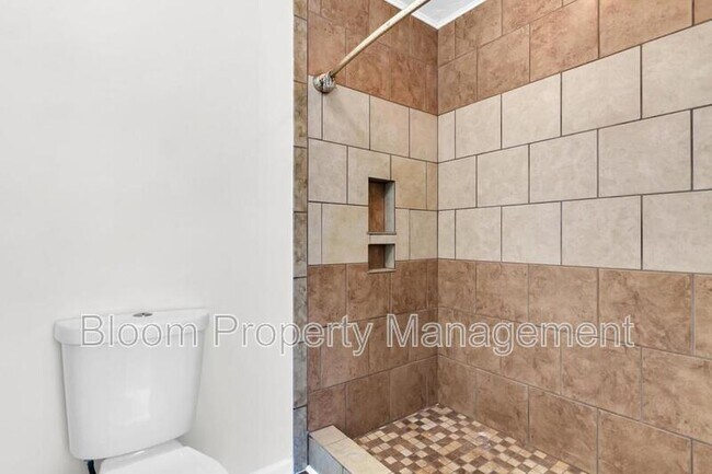 Building Photo - 111 Cottonwood Dr