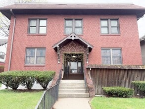 Building Photo - 329 1/2 Main Street Unit 1