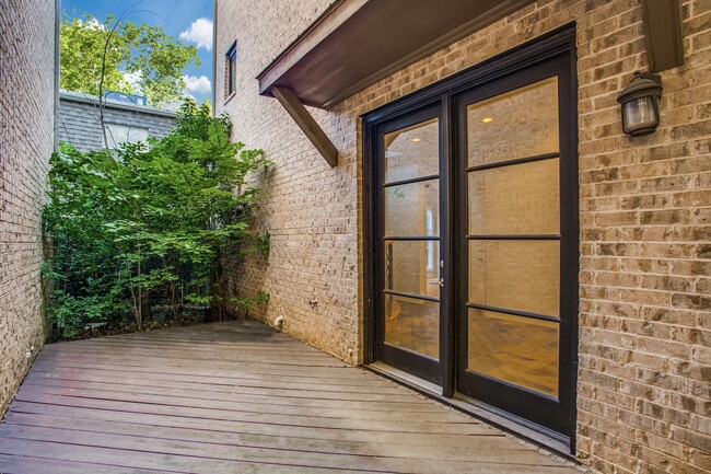 Building Photo - Contemporary 3 Bed in Oak Lawn • Amazing A...