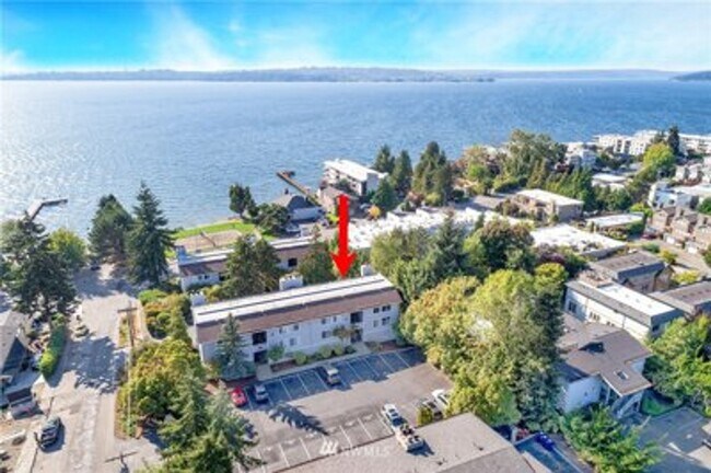 Primary Photo - Stunning 2 Bed 2 Bath View Condo in Downto...