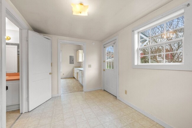 Building Photo - Cozy 2 Bedroom Downtown Home Available!