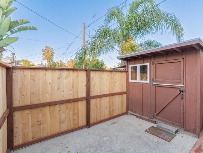 Building Photo - Freshly Updated Studio in South Park! * All Utilities Included! *