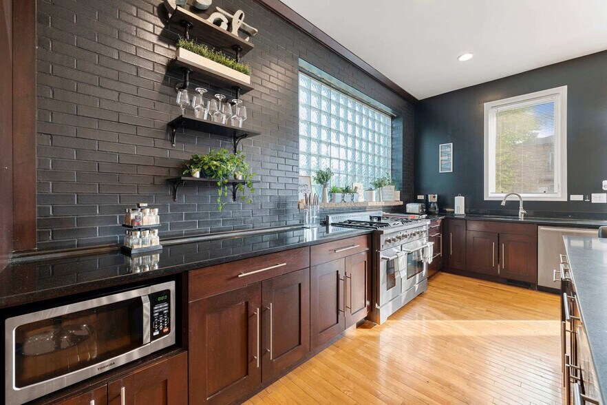 Building Photo - 2630 S Throop St