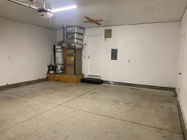 Building Photo - MOVE IN SPECIAL $500 off 1st months rent