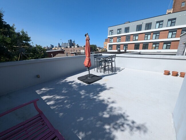 Building Photo - Stunning Home - Ludlow