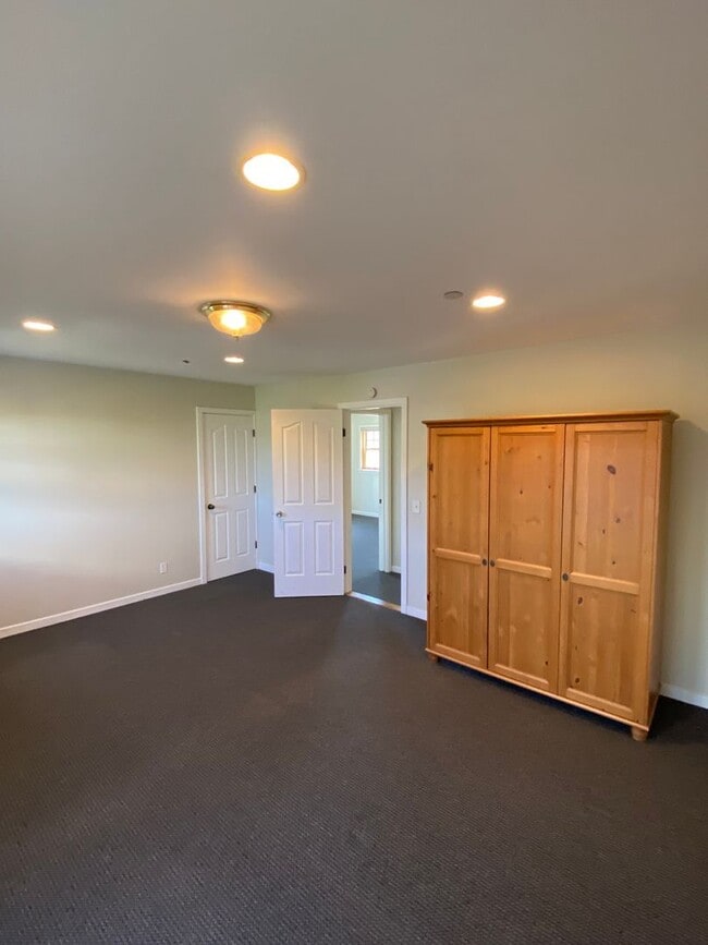 Building Photo - 6736 Sueno Rd