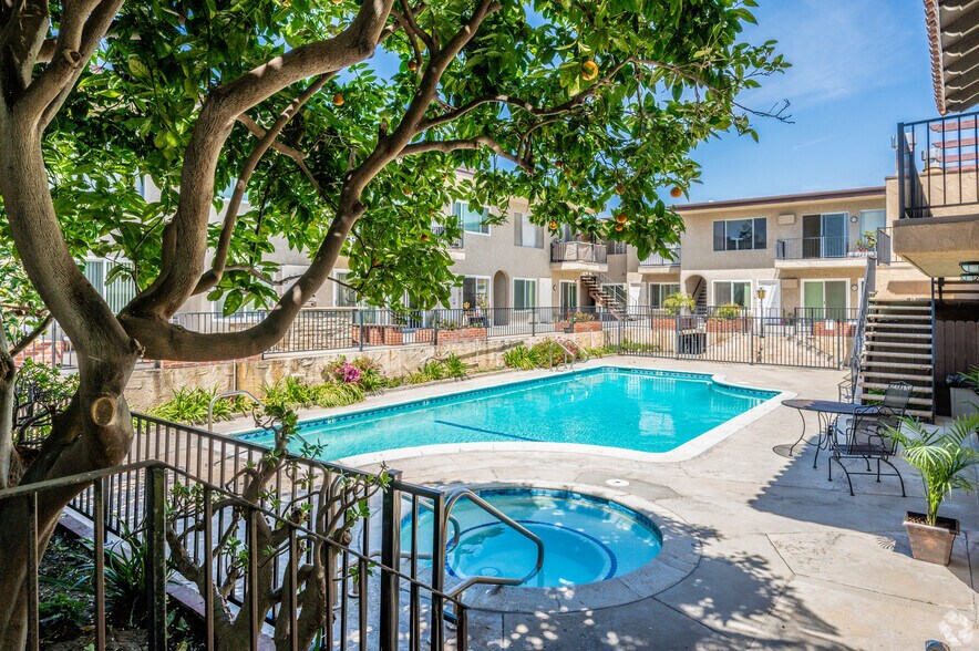 Generous pool and spa - Vida Elegante