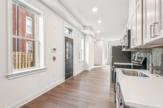 Building Photo - 472 Roxborough Ave