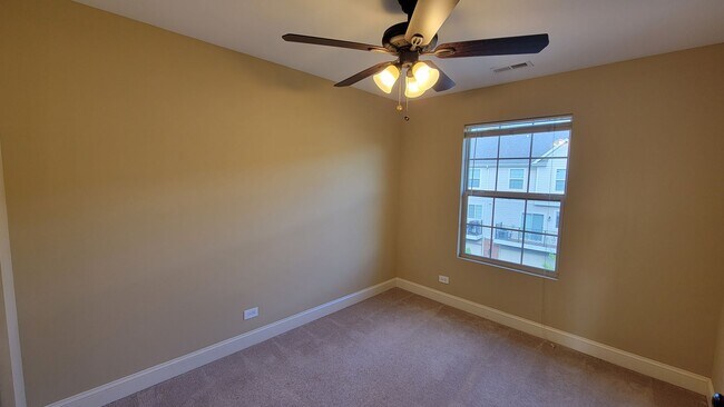 Building Photo - STUNNING LUXURY TOWNHOME 3 BEDROOM, 2 FULL...
