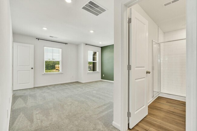 Building Photo - 5010 Highwood Dr