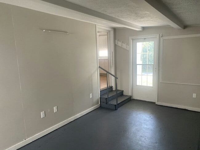 Building Photo - 6 Circle Dr