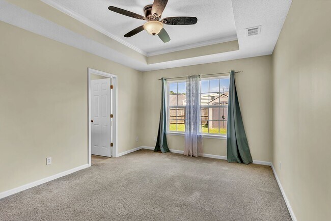 Building Photo - 3 Bedroom 2 Bathroom Home in Hampton Place...