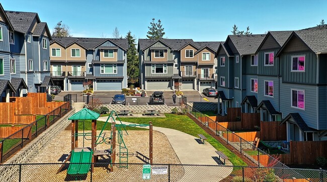 Building Photo - Available NOW! 4-Bedroom End-Unit Townhome Near Silver Lake