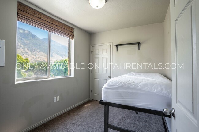 Building Photo - 884 E 700 N