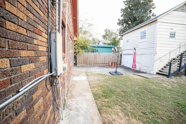 Building Photo - 1922 Wentworth St