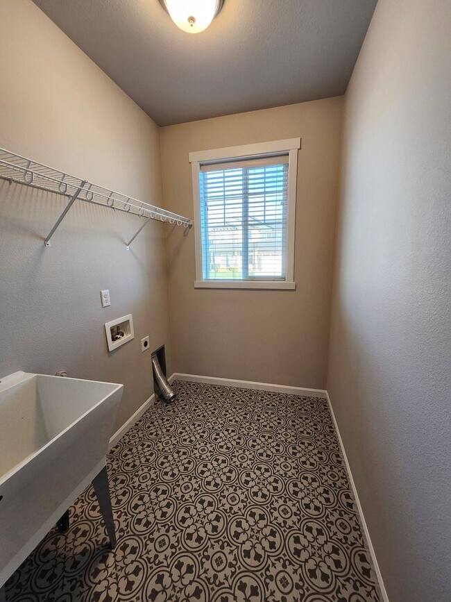 Building Photo - Charming 3-Bedroom, 2-Bath Home with Spaci...