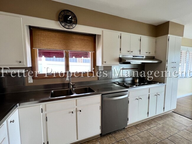 Building Photo - Riverfront Living with Mid-Century Flair