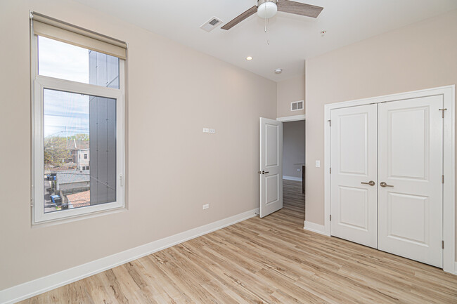 Building Photo - 4149 S Cottage Grove Ave