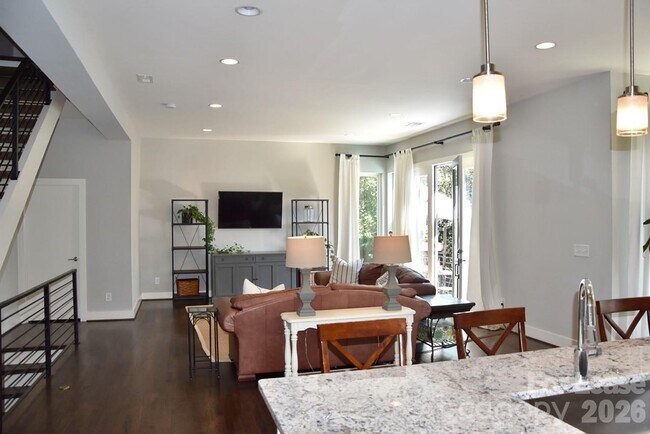 Building Photo - 916 Westbrook Dr