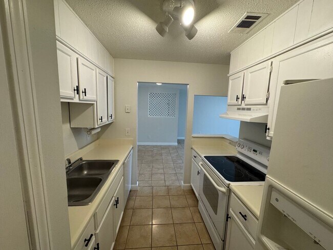 Building Photo - Gulf Breeze - Greenbriar Estates - 2 bedro...