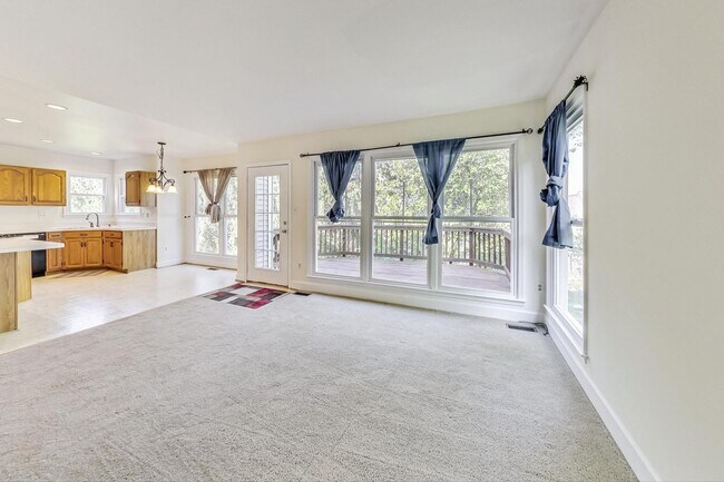 Building Photo - Cool on Cool Spring! Large SF 4 Bed + 2.5 BA