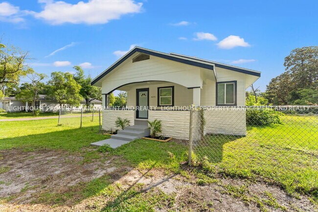 Primary Photo - Charming 3x2 Bungalow