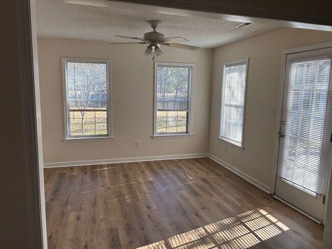 Building Photo - Beautiful 3 bedroom 2 bath house in Castlewood