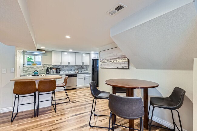 Building Photo - Highlands 2 BDR Turnkey Home