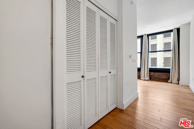 Building Photo - 460 S Spring St