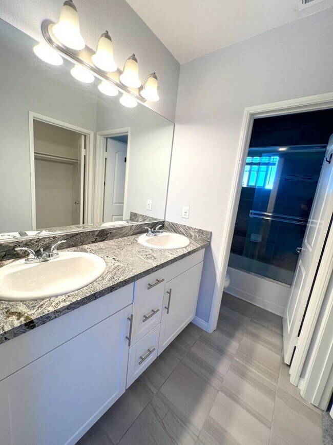 Building Photo - 4 Bedroom townhome available now in Cypress