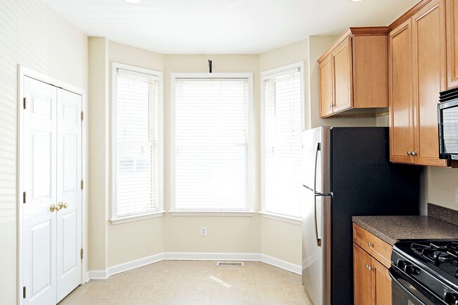 Building Photo - Spacious Melbourne Park Townhome