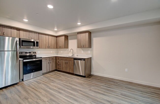 Building Photo - 404 NE 117th Ave