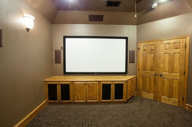 Building Photo - 8100 Rosemont Dr