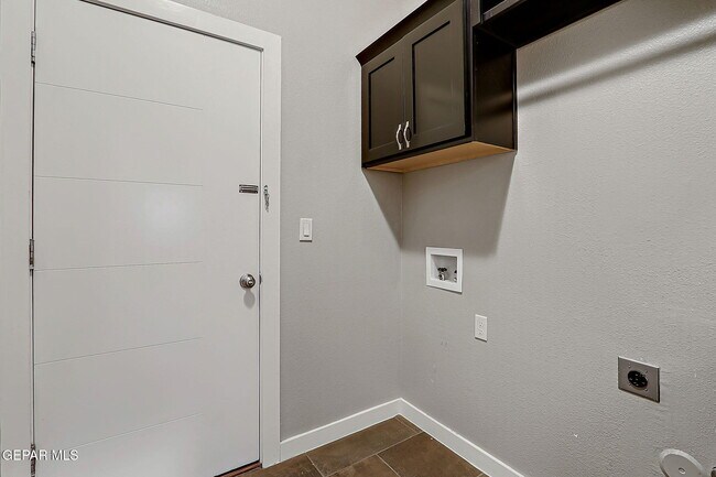 Building Photo - 308 S Manzanita Dr
