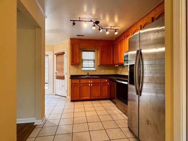 Building Photo - Briarwood Townhome close to NGIC and Hollymead Town Center!