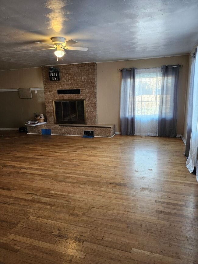 Building Photo - Large 3 bedroom