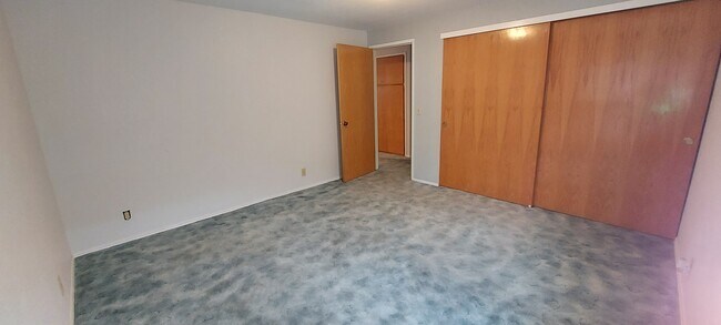 Building Photo - 5090 Forsythia Dr