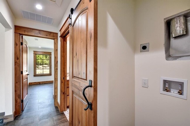 Building Photo - 108 Hub Dr