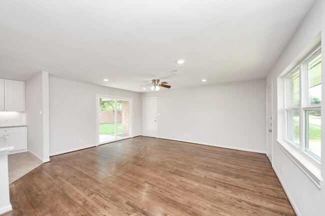 Building Photo - 8102 Bob White Dr