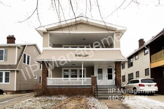 Building Photo - Stunning 2-Bedroom Down Unit in Lakewood, ...