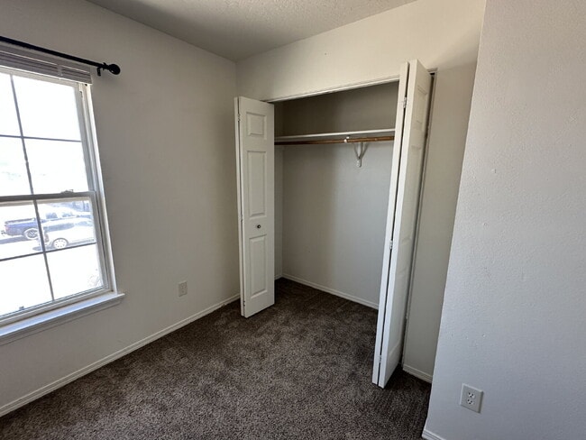 Building Photo - Upper Level 2 Bed 1 Bath Apartment